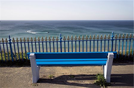 simsearch:862-03731157,k - A bench overlooking Tolcarne Beach,Newquay Foto de stock - Direito Controlado, Número: 862-03353224