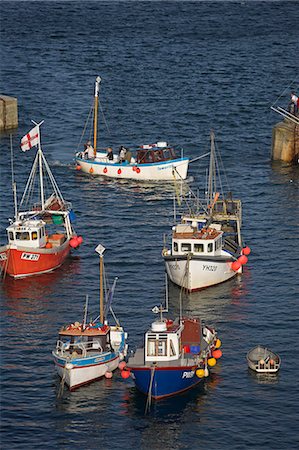 simsearch:862-03353060,k - Fishing boats in Newquay harbour at high tide. Foto de stock - Con derechos protegidos, Código: 862-03353228