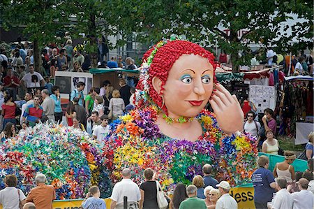 simsearch:862-03353147,k - Carmen, eine Statue gemacht von Schülern aus recycelten Plastiktüten zur Förderung von Umwelt- und recycling-Bewusstsein, auf dem Display während des Thames Festival. Das Festival findet jedes Jahr im September am Südufer der Themse statt. Stockbilder - Lizenzpflichtiges, Bildnummer: 862-03353239