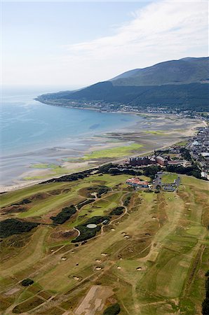 simsearch:862-03353268,k - Le parcours de golf Royal County Down avec le Slieve Donard Hotel, la petite ville côtière de Newcastle et les montagnes de Mourne, derrière Photographie de stock - Rights-Managed, Code: 862-03353266