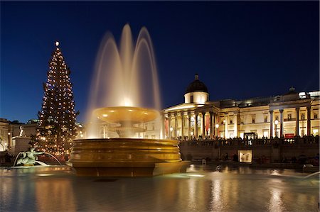 Christmas tree and fountains lit up in Trafalgar Square for Christmas Fotografie stock - Rights-Managed, Codice: 862-03353276