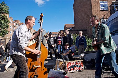 Musiciens de rue divertissent les passants au marché de Portobello de Notting Hill, une destination populaire pour les touristes et les locaux. Photographie de stock - Rights-Managed, Code: 862-03353278