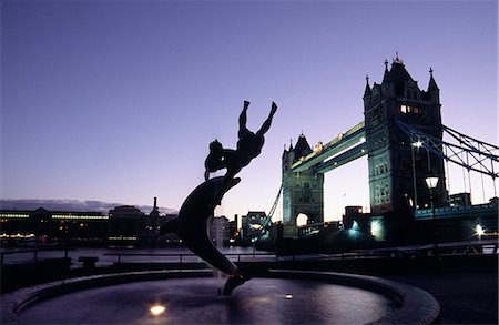 ponte della torre - The Dolphin with a Boy statue on the banks of the Thames River beside Tower Bridge in London Fotografie stock - Rights-Managed, Codice: 862-03353306