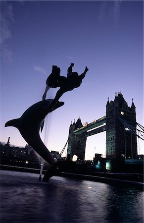 simsearch:862-03353523,k - The Dolphin with a Boy statue on the banks of the Thames River beside Tower Bridge in London Foto de stock - Direito Controlado, Número: 862-03353307