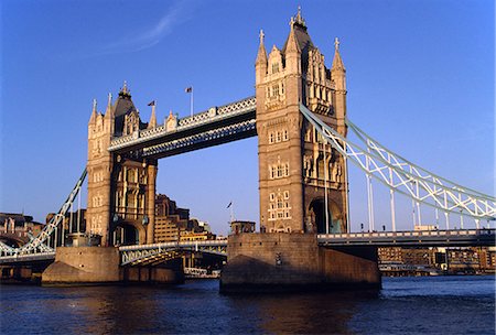 simsearch:400-05362476,k - Le Tower Bridge traversant la Tamise dans le centre de Londres. Le pont conçu par Sir Horace Jones et construite en 1894, a été conçu comme un pont-levis pour permettre aux navires de passer à travers. Photographie de stock - Rights-Managed, Code: 862-03353315