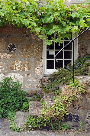 Old stone steps lead up to a traditional cottage in Mousehole,Cornwall,England Foto de stock - Con derechos protegidos, Código: 862-03353337