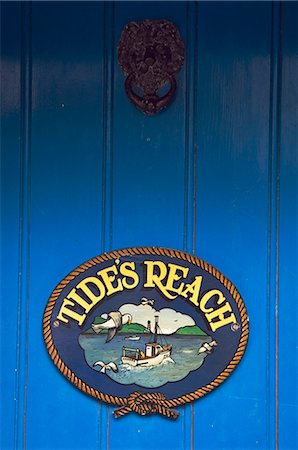 simsearch:862-03437046,k - Sign on the front door of a cottage in the Cornish fishing village of Mousehole,Cornwall,England Fotografie stock - Rights-Managed, Codice: 862-03353339