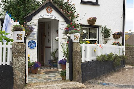 simsearch:862-03353361,k - The welcoming porch to Norway House,an old fisherman's cottage,now offering Bed and Breakfast accommodation to tourists to St Ives,Cornwall,England Foto de stock - Con derechos protegidos, Código: 862-03353347