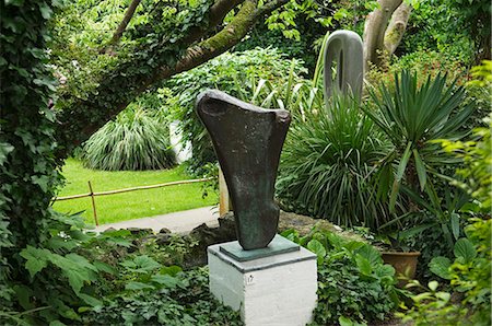 simsearch:862-03353361,k - Sculpture by 20th Century British sculptress,Dame Barbara Hepworth,on display at the Barbara Hepworth Museum in St Ives,Cornwall,England Foto de stock - Con derechos protegidos, Código: 862-03353354