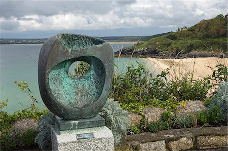 simsearch:862-07909677,k - Une sculpture en bronze par la célèbre sculpteur britannique du XXe siècle, Dame Barbara Hepworth, situé dans un jardin public avec vue sur la mer à St Ives, Cornwall, Angleterre Photographie de stock - Rights-Managed, Code: 862-03353359