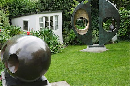 saint ives - Sculpture par le sculpteur britannique du XXe siècle, Dame Barbara Hepworth, exposée au Musée Barbara Hepworth à St Ives, Cornwall, Angleterre Photographie de stock - Rights-Managed, Code: 862-03353353