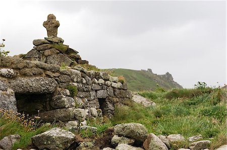 simsearch:862-03353336,k - Une chapelle en ruine surplombe la mer à Cape Cornwall près de St Just sur la côte nord de la Cornouaille, Angleterre Photographie de stock - Rights-Managed, Code: 862-03353364