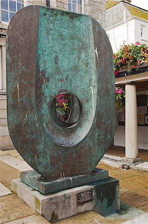 simsearch:862-03353336,k - Une sculpture en bronze par l'éminents du XXe siècle britannique sculptrice Dame Barbara Hepworth en dehors de la Guildhall de St Ives, Cornwall, Angleterre Photographie de stock - Rights-Managed, Code: 862-03353363