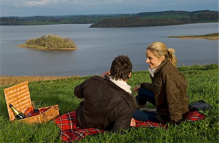 simsearch:862-03353414,k - UK,Northern Ireland,Fermanagh. A couple of guests at Lough Erne Golf Resort picnic overlooking the lake . Foto de stock - Direito Controlado, Número: 862-03353388