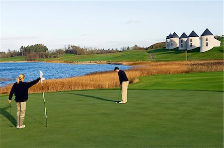 Royaume-Uni, Irlande du Nord, Fermanagh. Couple de jouer au golf sur le parcours de nouveau conçu par Nick Faldo à Lough Erne Golf Resort. Photographie de stock - Rights-Managed, Code: 862-03353383