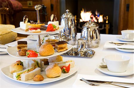 enniskillen - UK,Northern Ireland,Fermanagh,Enniskillen. Afternoon tea by the fire in the Garden Room at Lough Erne Golf Resort. Fotografie stock - Rights-Managed, Codice: 862-03353394