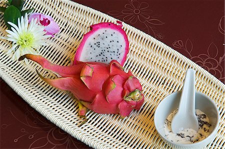 simsearch:862-03353414,k - Northern Ireland,Fermanagh,Enniskillen. Dragon fruit served in the rehydration room of the Thai spa at Lough Erne Golf Resort. Foto de stock - Direito Controlado, Número: 862-03353427