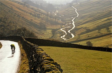 simsearch:862-03731182,k - England,Cumbria,Lake District. Cycling through Buttermere in the Lake District. Foto de stock - Con derechos protegidos, Código: 862-03353445