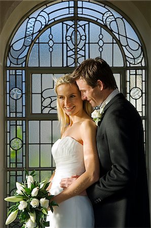 Großbritannien, Nordirland, Fermanagh, Enniskillen. Braut und Bräutigam Umarmung während ihrer Hochzeit am Lough Erne Golf Resort Hotel. Stockbilder - Lizenzpflichtiges, Bildnummer: 862-03353440