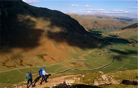 Angleterre, Cumbria, Lake District. Colline à pied au-dessus de Langdale. Photographie de stock - Rights-Managed, Code: 862-03353454