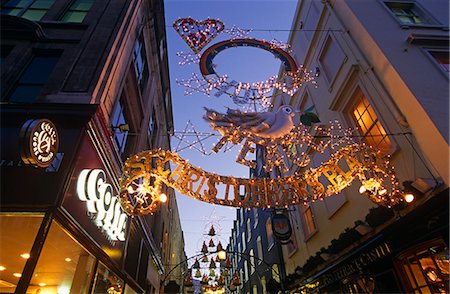 simsearch:862-03710968,k - Angleterre, Londres. Décorations de Noël le long de la Place St Christopher s. Photographie de stock - Rights-Managed, Code: 862-03353463
