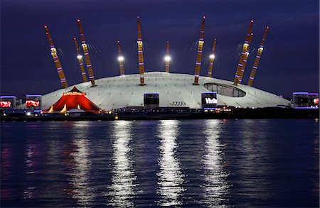 Angleterre, Londres, Greenwich. Le Centre de O2 (anciennement le dôme du Millénaire) dans la nuit. Photographie de stock - Rights-Managed, Code: 862-03353507
