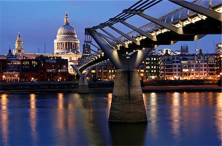 England,London,City of London. View from the Tate Modern over St. Paul's Cathedral with the Millennium Bridge in the foreground. Foto de stock - Con derechos protegidos, Código: 862-03353509