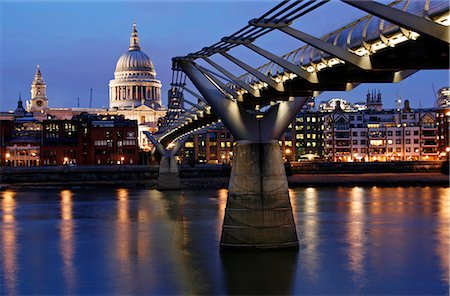 rio tâmisa - England,London,City of London. View from the Tate Modern over St. Paul's Cathedral with the Millennium Bridge in the foreground. Foto de stock - Direito Controlado, Número: 862-03353509