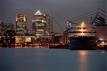 docklands - England,London. Canary Wharf seen from the Royal Victoria Dock. Foto de stock - Con derechos protegidos, Código: 862-03353501