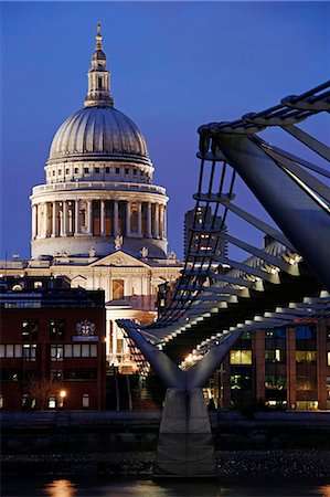 rio tâmisa - England,London,City of London. View from the Tate Modern over St. Paul's Cathedral with the Millennium Bridge in the foreground. Foto de stock - Direito Controlado, Número: 862-03353510