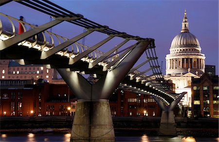 simsearch:862-03354545,k - England,London,City of London. View from the Tate Modern over St. Paul's Cathedral with the Millennium Bridge in the foreground. Foto de stock - Direito Controlado, Número: 862-03353511