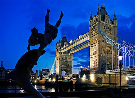 simsearch:841-02917423,k - England, London. Tower Bridge mit der Statue des 'Mädchen & Delphin' silhouetted im Vordergrund. Stockbilder - Lizenzpflichtiges, Bildnummer: 862-03353555