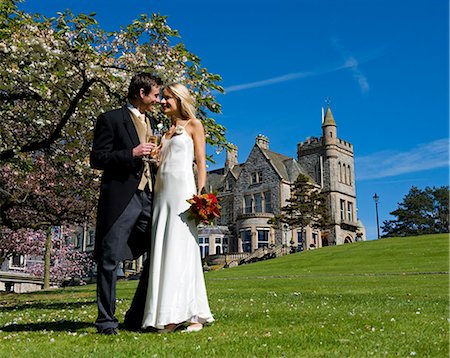 simsearch:862-03353268,k - Angleterre, Irlande du Nord, Belfast. Un couple pendant leur journée de mariage à l'hôtel Culloden. . Photographie de stock - Rights-Managed, Code: 862-03353570