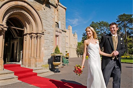 simsearch:862-03353268,k - Angleterre, Irlande du Nord, Belfast. Un couple pendant leur journée de mariage à l'hôtel Culloden. . Photographie de stock - Rights-Managed, Code: 862-03353573