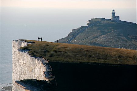 England,East Sussex,Beachy Head. Beachy Head is a chalk headland on the south coast of England,close to the town of Eastbourne. The cliff there is the highest chalk sea cliff in Britain,rising to 162 m (530 ft) above sea level. The peak allows views of the south east coast from Dungeness to the east,to Selsey Bill in the west. Foto de stock - Con derechos protegidos, Código: 862-03353587