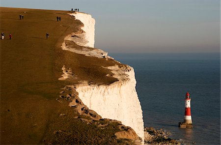 England,East Sussex,Beachy Head. Beachy Head is a chalk headland on the south coast of England,close to the town of Eastbourne. The cliff there is the highest chalk sea cliff in Britain,rising to 162 m (530 ft) above sea level. The peak allows views of the south east coast from Dungeness to the east,to Selsey Bill in the west. Foto de stock - Direito Controlado, Número: 862-03353588