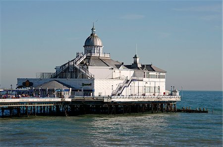 simsearch:862-03437046,k - Eastbourne, East Sussex, l'Angleterre. Eastbourne Pier est une jetée de plaisir balnéaire dans sur la côte sud de l'Angleterre. Photographie de stock - Rights-Managed, Code: 862-03353580