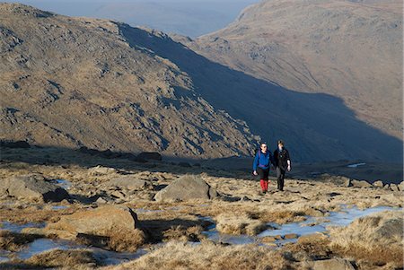 simsearch:862-06676671,k - England,Cumbria,Lake District. Walkers traversing the Langdale Pikes,in Langdale. Foto de stock - Con derechos protegidos, Código: 862-03353597