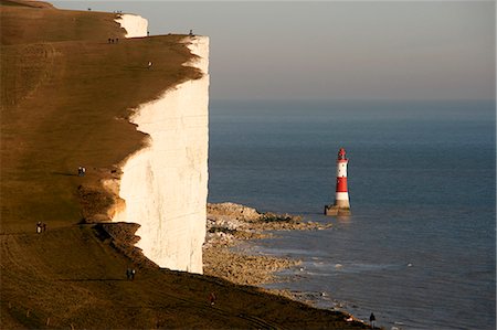 simsearch:862-03437736,k - Angleterre, East Sussex, Beachy Head. Beachy Head est un promontoire de craie sur la côte sud de l'Angleterre, à proximité de la ville d'Eastbourne. La falaise il est la plus haute falaise de craie en Grande-Bretagne, s'élevant à 162 m (530 mètres) au-dessus du niveau de mer. Le pic permet aux vues de la côte sud-est de Dungeness à l'est, à Selsey Bill à l'Ouest. Photographie de stock - Rights-Managed, Code: 862-03353591