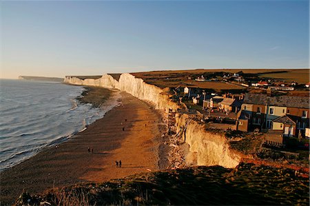 England,East Sussex,Beachy Head. Beachy Head is a chalk headland on the south coast of England,close to the town of Eastbourne. The cliff there is the highest chalk sea cliff in Britain,rising to 162 m (530 ft) above sea level. The peak allows views of the south east coast from Dungeness to the east,to Selsey Bill in the west. Foto de stock - Direito Controlado, Número: 862-03353593