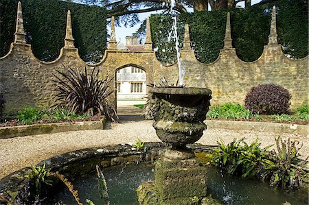 elizabethan style - England,Dorset. Athelhampton is one of the finest examples of 15th century manor houses in England. Medieval in style predominantly and surrounded by walls,water features and secluded courts. Foto de stock - Con derechos protegidos, Código: 862-03353612