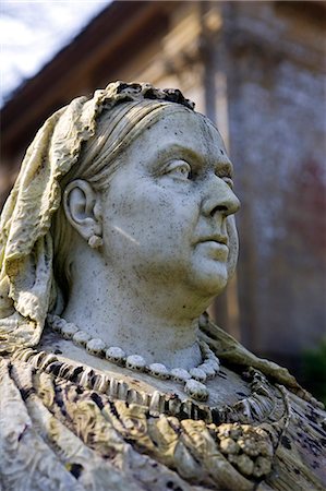 elizabethan style - England,Dorset. Athelhampton House - stern faced Queen Victoria overlooks Athelhampton House. It is one of the finest examples of 15th century domestic architecture in the country. Medieval in style predominantly and surrounded by walls,water features and secluded courts. Foto de stock - Con derechos protegidos, Código: 862-03353613