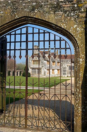 regal - Angleterre, Dorset. Athelhampton House est l'un des plus beaux exemples d'architecture domestique du XVe siècle dans le pays. Médiéval en style principalement et entouré de murs, de l'eau caractéristiques et tribunaux isolée. Photographie de stock - Rights-Managed, Code: 862-03353625