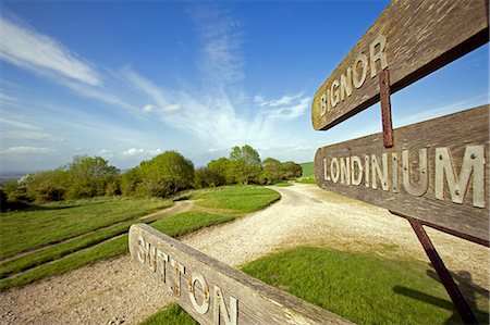 simsearch:862-03820338,k - Angleterre, West Sussex, South Downs Way. Le 160 km de long « South Downs Way » suit le vieux itinéraires et nichés le long de l'escarpement de la craie et les crêtes des South Downs. Le sentier est partagé par les marcheurs, les cyclistes et les cavaliers. Photographie de stock - Rights-Managed, Code: 862-03353653