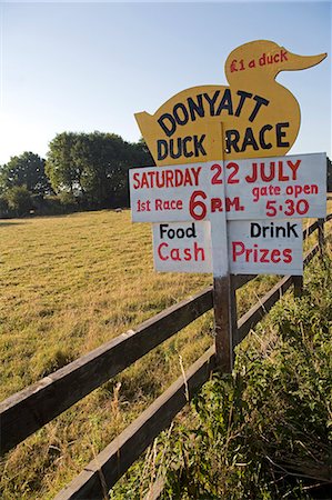 simsearch:862-03353682,k - England, Somerset, Donyatt. Straßenschild Seite Werbung Nächstenliebe duck Race - eine traditionelle Sommer Fundraising-Aktivitäten in diesem Gebiet. Stockbilder - Lizenzpflichtiges, Bildnummer: 862-03353660