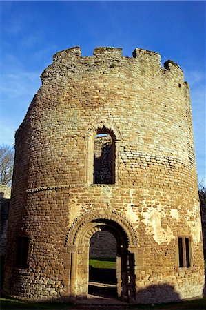 simsearch:862-03353701,k - England,Shropshire,Ludlow. Ludlow Castle - detail of its unusual circular Norman chapel. Firstly a Norman Fortress and extended over the centuries to become a fortified Royal Palace. It has ensured Ludlow's place in English history - originally built to hold back the unconquered Welsh,passing through generations of the de Lacy and Mortimer families to Richard Plantagenet,Duke of York. Foto de stock - Con derechos protegidos, Código: 862-03353696