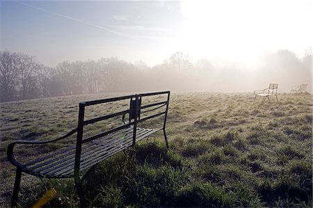 England,Shropshire,Ludlow. Wrought Iron benches on Whitcliffe Common on a misty Spring morning - providing lovely views of the castle and town of Ludlow. Foto de stock - Con derechos protegidos, Código: 862-03353690