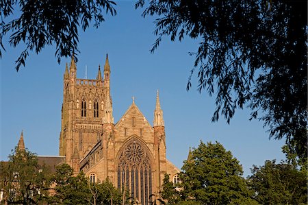 simsearch:862-03353672,k - Angleterre, Worchestershire, Worcester. Cathédrale de Worcester - une cathédrale anglicane située sur une rive, avec vue sur la rivière Severn. Son nom officiel est l'église cathédrale du Christ et la Vierge Marie. Photographie de stock - Rights-Managed, Code: 862-03353715