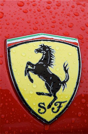 simsearch:862-03353733,k - Logo Ferrari sur une voiture de sport de luxe Photographie de stock - Rights-Managed, Code: 862-03353735