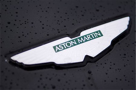 emblême - Logo sur le capot de la voiture de luxe Aston Martin Photographie de stock - Rights-Managed, Code: 862-03353732
